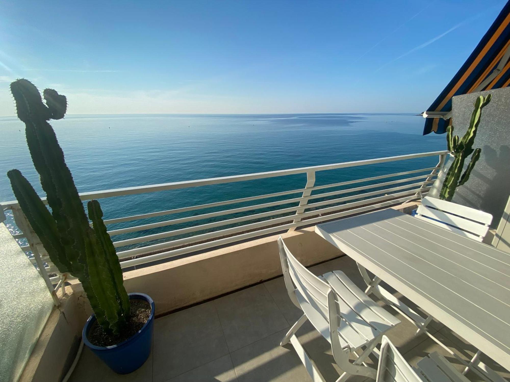 شقة Sea View Studio, Huge Terrace On The 4Th Floor مينتون المظهر الخارجي الصورة